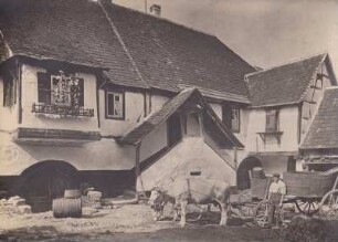 Walsheim bei Landau. Fachwerkhaus mit überdachten Treppenaufgang