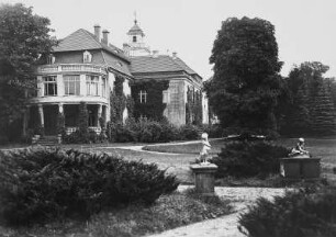 Pulsnitz. Barockschloss : Pulsnitz. Barockschloss (ab 1718, Uhrturm und Veranda 1904; G. H. von Mayenburg) mit Rittergut. Parkseite mit Altan und Gartenplastik
