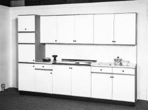 Anbauküche Systematic 3000 : Dresden-Hellerau. VEB Deutsche Werkstätten Hellerau. Hausmesse, 1986. Anbauküche Systematic 3000. Holz, weiß beschichtet (1986; VEB Möbelkombinat Dresden-Hellerau)