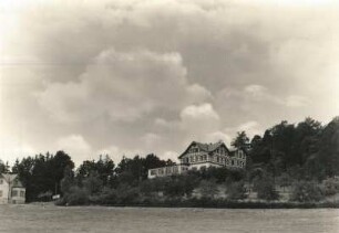 Reinhardtsdorf (Reinhardtsdorf-Schöna). Wolfsberg mit Wolfsberghotel. Blick aus der Reinhardtsdorfer Feldflur nach Osten
