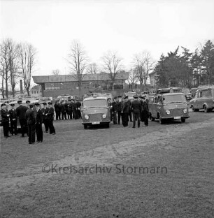 Kreisfeuerwehrverband: Jahreshauptversammlung: Bad Oldesloe: Exer: Stormarner Wehren mit Löschfahrzeugen: hinten Stormarnhalle, 12. April 1969