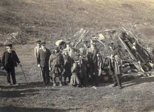 Norwegen. Samenfamilie mit Touristen der Hapag vor ihrer Erdhütte bei Tromsø