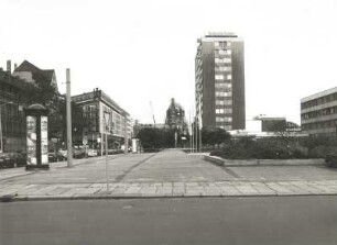 Dresden-Altstadt. Ostra-Allee mit art'otel und Verlagshaus der "Sächsischen Zeitung" (Haus der Presse). Blick von der Kleinen Packhofstraße nach Nordwesten