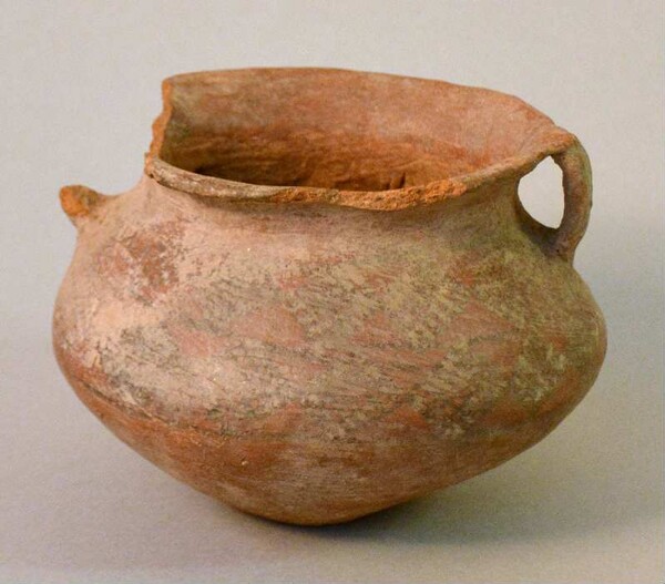 Clay vessel with handle