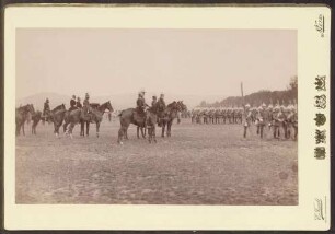 Großherzog Friedrich I. zu Pferd mit mehreren berittenen Uniformierten, seitlich marschierende Infanterie.