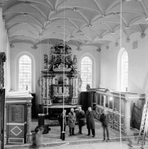 Schlosskirche: Innenaufnahme: Fachleute besichtigen renoviertes Kirchenschiff: Blick auf Kanzelaltar, Herrschafts- und Pastorengestühl, Taufengel