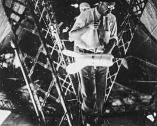 Professor Samoilowitsch : Professor Rudolf Samoilowitsch (1881-1940) bei der Vorbereitung zum Ablassen einer Sonde aus dem Luftschiff LZ 127 Graf Zeppelin. Hinter ihm eine weitere Person.