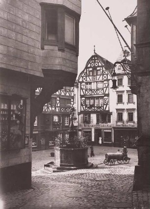 Bernkastel-Kues, Markt : Bernkastel-Kues. Markt. Blick von der Carlstraße zum Marktbrunnen