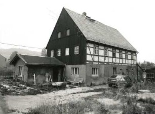 Lichtenberg, Trassenweg 32. Wohnhaus mit Anbau. Hofansicht