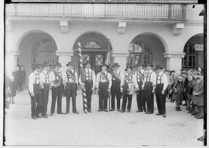 Fasnacht Sigmaringen 1932; Bräutlingsgesellen vor dem Rathaus; Mitte: Niklas; 3. von rechts: Schreiner Karl Hein; 4. von links: Weißhaupt