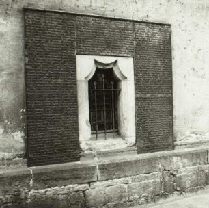 Dresden-Kaditz, Emmauskirche, Gedenktafel für die Gefallenen des 1. Weltkrieges, Umrahmung eines spätgotischen Fensters.
