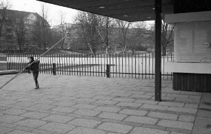 Ruhepause im Stadtgarten bis zur Eröffnung der Bundesgartenschau 1967.