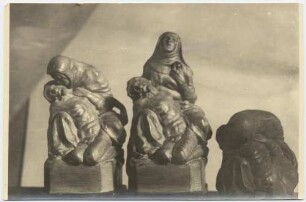 Drei Entwürfe für eine Pietá : Drei Entwürfe für eine Pietá. Ton? (vor 1929; M. Molitor)