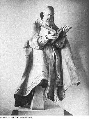 Heiliger Ambrosius : Permoser, Balthasar. Heiliger Ambrosius. Holz, geschnitzt, weiß gefasst; Höhe 2,08 m. 1724/1725. Bautzen: Stadtmuseum