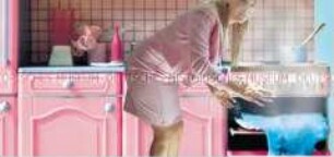 Mädchen in pinker Spielzeugküche
