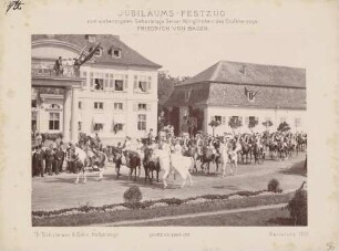 Markgraf Karl Wilhelm und Kostümierte zu Pferd beim Jubiläums-Festzug zum 70. Geburtstag des Großherzogs Friedrich I. von Baden vor dem Karlsruher Schloss