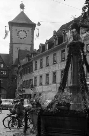 Freiburg i. Br.: Schwabentor und "Zum roten Bären", im Vordergrund: Brunnen