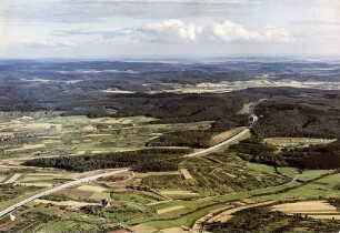 Trassierung der A 81 in Richtung Stuttgart Reisberg, Im Vordergrund AS Weinsberg/Ellhhofen.