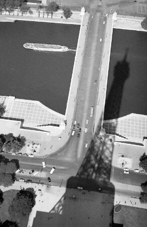 Paris: Eiffelturm, Blick von der Spitze, auf Schatten über der Seine, mit Pont d'Iéna