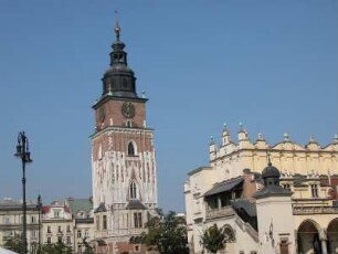 Rathausturm und Tuchhallen am Hauptmarkt