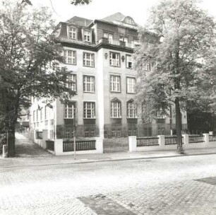 Dresden-Südvorstadt, Bergstraße 56. Postamt 32 (um 1925). Straßenansicht mit Haupteingang