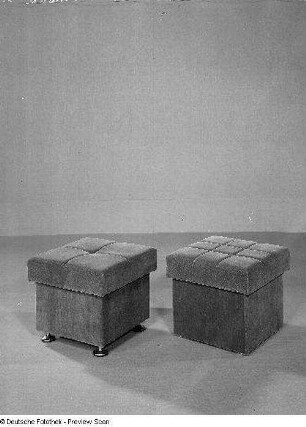 Hocker mit gepolsterter Sitzfläche : Zwei Hocker (1983; VEB Polstermöbel Güstrow)