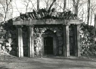 Machern. Schlosspark (1760 begonnen, 1782/1799, E. W. Glasewald). Künstliche Ruine (sogenannte "Ritterburg", 1795/1796), Grottenzugang
