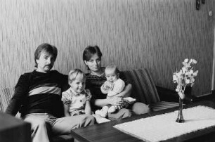 Familie B. (Berufskraftfahrer, Kinderkrankenschwester) im Wohnzimmer