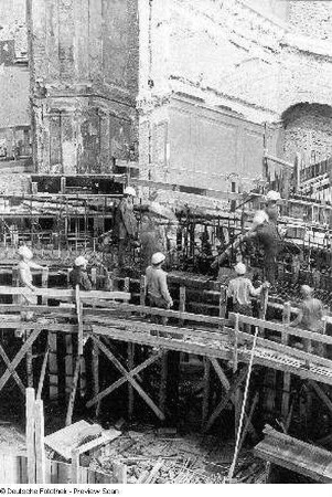 Opernhaus. Einbau der Ränge im Zuschauerraum