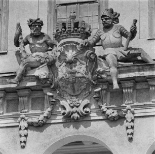 Dresden-Übigau, Rethelstraße 47. Schloß. Sächsisch-polnisches Königswappen (Elbseite)