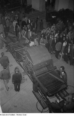 Landwirtschaftsgeräte aus sowjetischer Produktion auf der Leipziger Herbstmesse 1954