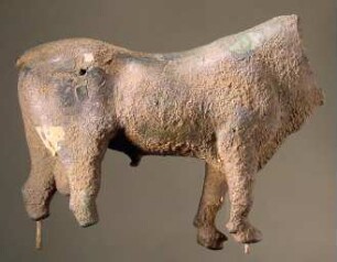 Statuette eines Stiers (ohne Kopf, die Hinterbeine abgebrochen)