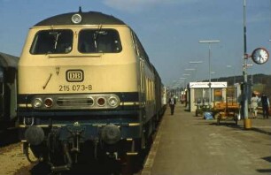 Schwäbisch Hall Hessental Lok 215 073 N5770 Bahnsteig Gepäckkarren Zugführer