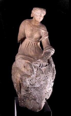 Statue einer sitzenden Muse
