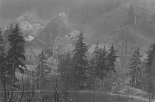 Landschaftsaufnahme, Blick in ein Tal mit Fachwerkhäusern, im Vordergrund die Gaststätte "Deutsches Haus"
