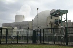 Atomkraftwerk AKW Philippsburg. Sicherheitszaun, Reaktor und Kühlturm, Symbole für Energie, Technik...
