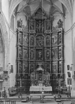 Kreuzigung, Marienkrönung und Apostelfiguren