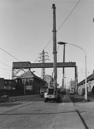 Dresden, Kraftwerk Mitte : Dresden-Altstadt. Heizkraftwerk Mitte (1895, 1926-1928 Umbau und Erweiterung; stillgelegt 1994). Abriß Bandförderbrücke zwischen Kohlenlager und Heizhaus. Abschnitt über der Könneritzstraße