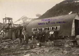 Spitzbergen. Smerenbergbucht. Touristen und Besatzungsmitglieder eines Kreuzfahrtschiffes vor der Wellmannhütte