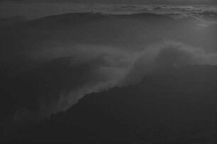 Belchen: Nebelmeer hinter dem Belchen, brandet gegen den Hochkelch