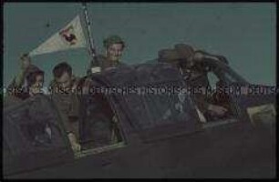 Soldaten des 4. Sturmkampfgeschwaders 77 im Cockpit