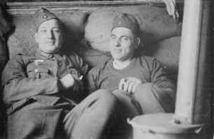 Zweiter Weltkrieg. Holland. Zwei Angehörige der deutschen Wehrmacht in einem Waggon auf dem Weg an die Ostfront