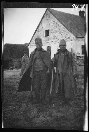 Wirballen (=Virbalis, Litauen): 2 russischen Kriegsgefangene (?) mit landestypischer Mütze und Spaten ("Gefangene russische Infanteristen")