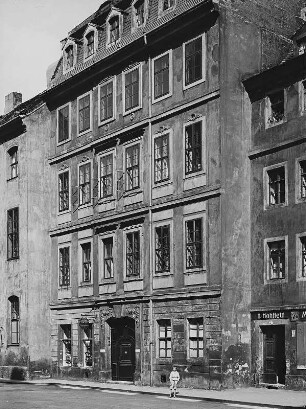Wohn- und Geschäftshaus, Schießgasse : Dresden, Schießgasse 24. Wohn- und Geschäftshaus, Sitz des Landesvereins Sächsischer Heimatschutz. Im Erdgeschoss die Verkaufsstelle des Vereins. 1945 zerstört.