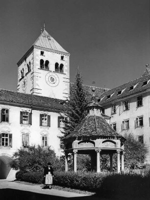 Neustift (Bozen). ehemaliges Augustiner-Chorherrenstift Unserer Lieben Frau. Teilansicht mit Kirchturm