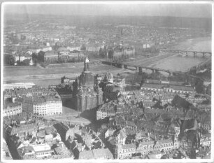 Frauenkirche : Dresden. Blick über Neumarkt mit Frauenkirche, Elbe mit Carola- und Albert-Brücke gegen Dresden-Neustadt. Luftbild-Schrägaufnahme von Südwesten