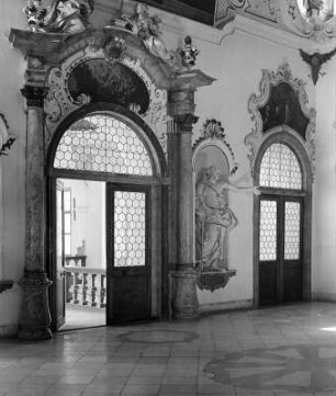 Ottobeuren. Benediktinerabtei Ottobeuren. Klausur. Portal in der Vorhalle (1729; A. Bossi)