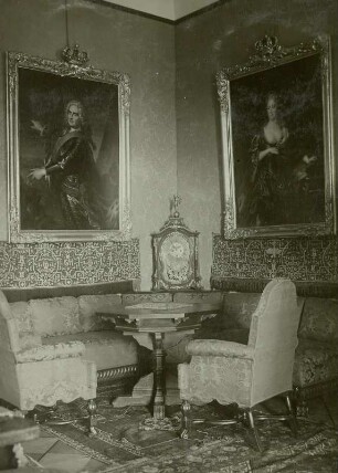 Schloss Baruth, Grüner Salon mit Bildnissen August des Starken und seiner Gemahlin von Antoine Pesne