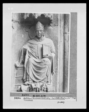 Sixtusportal — Rechte Archivolten — Papstfigur