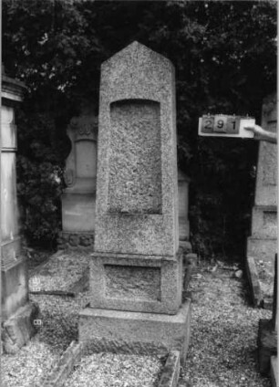 Grabstein 291 (Index: 99797079) Material: Granit Zustand: Schriftplatten fehlen, sonst gut Maße HxBxT: 213x51x29 cm Beschreibung: kon. St/getreppt. Sock/giebelart. Abschl/Schriftfeld eingetieft: Grabstein 291